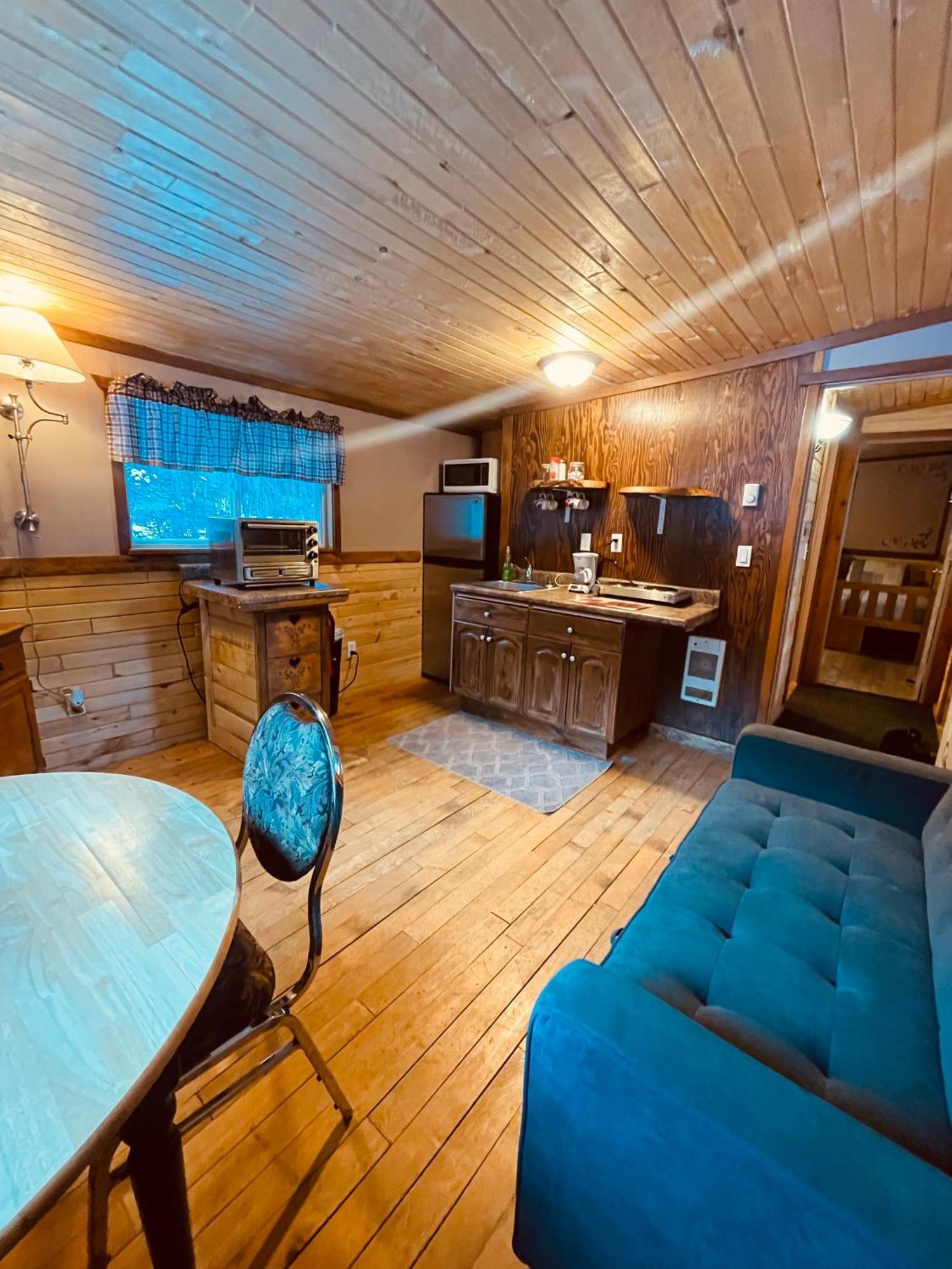 Summit River Lodge & Campsites Valemount Exterior foto